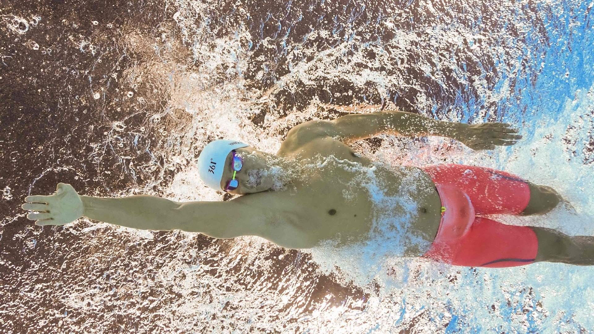 开云体育登入口-“弯道飞旋：漂移与超车的极致舞蹈”，弯道漂移翻车动图